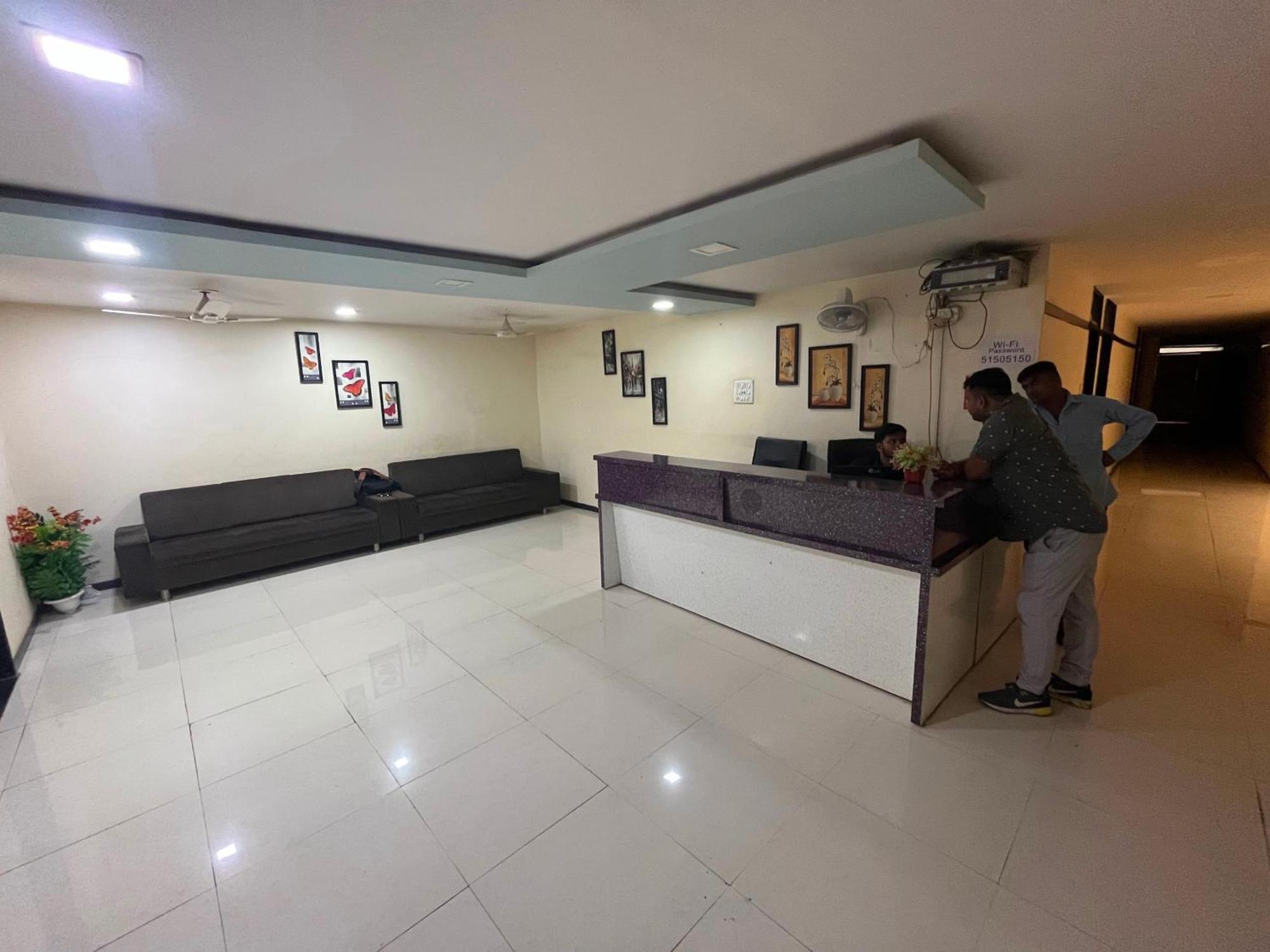 Oyo Hotel Rio Inn Ānand Extérieur photo